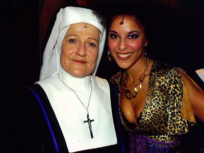 v.l. Barbara Krabbe (Mutter Oberin), Patricia Meeden (Delores)